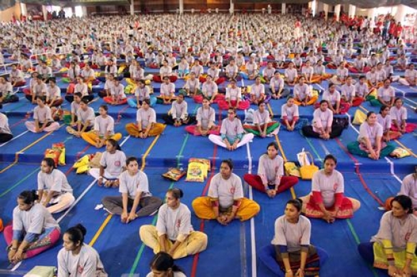 1,600 pregnant women perform yoga, set world record